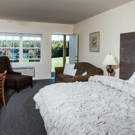 Crescent Lake Inn And Suites Wolfeboro Esterno foto