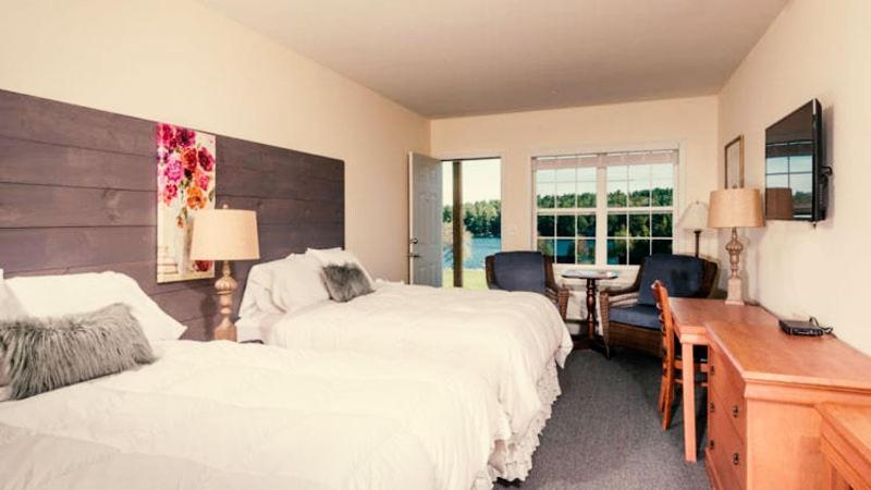 Crescent Lake Inn And Suites Wolfeboro Esterno foto
